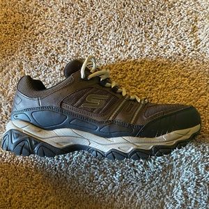 Men's Sketchers Size 9.5 memory foam athletic shoe
